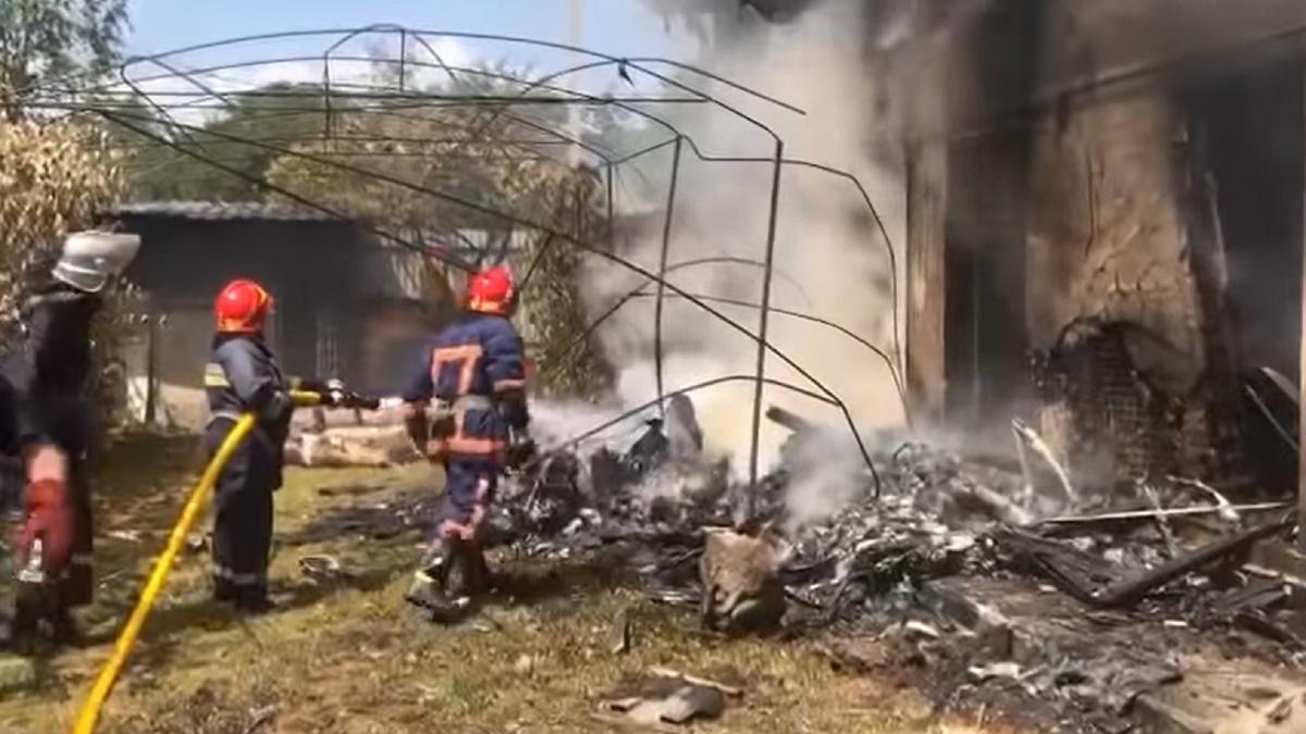 Mai mulți morți în urma prăbuşirii unui avion peste o casă în Ucraina - VIDEO