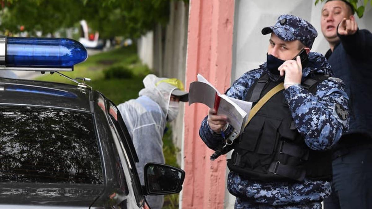 un-amiral-din-rusia-si-a-omorat-sotia-si-fiul-cu-tigaia--iar-apoi-s-a-sinucis