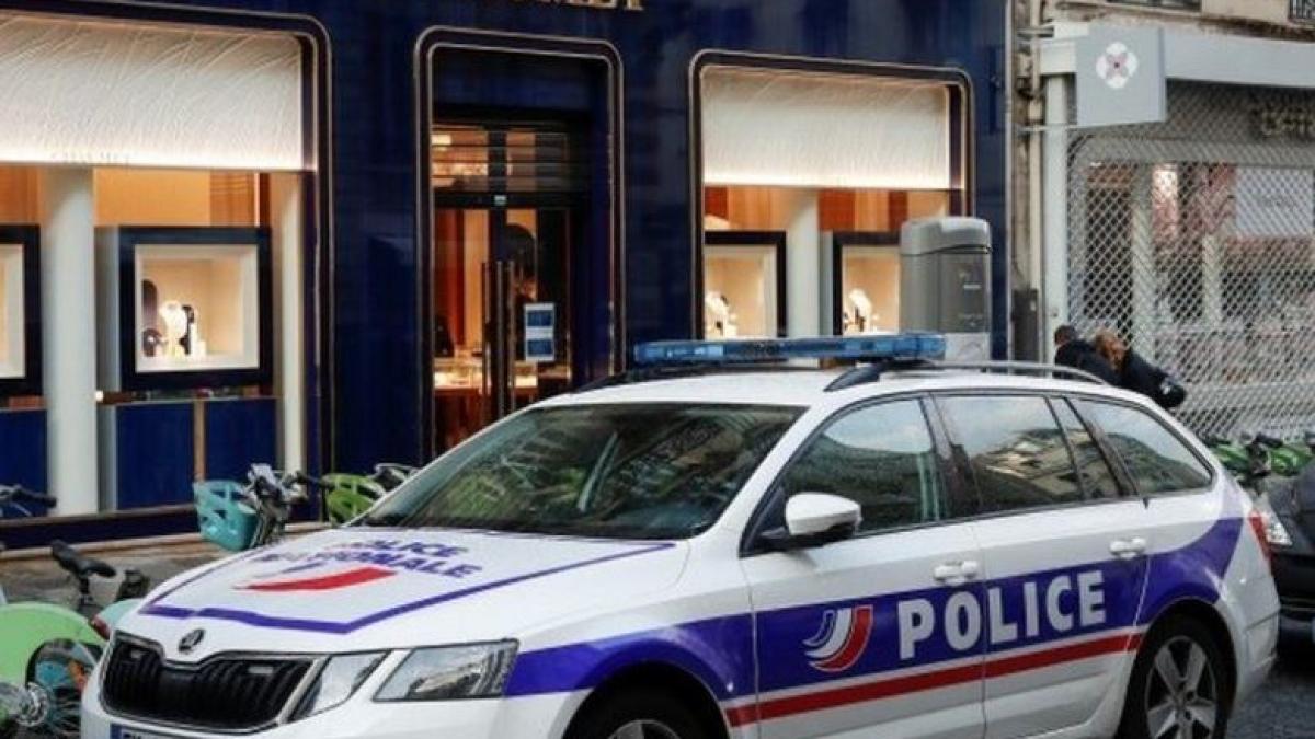 franta--un-hot-pe-o-trotineta-electrica-a-jefuit-un-magazin-de-lux-din-paris--prada-de-peste-2-milioane-de-euro