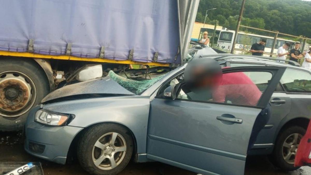 soferita-ranita--dupa-ce-a-intrat-cu-masina-intr-un-tir-parcat-sursa---romania24-ro