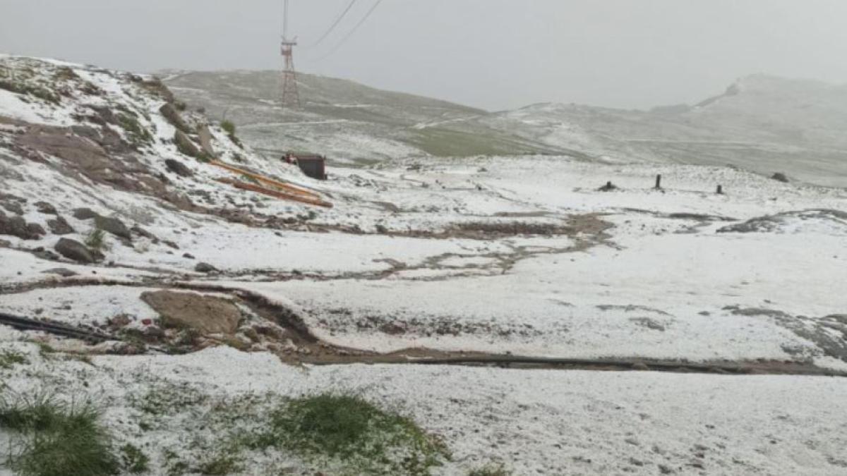 grindina-pe-valea-prahovei--stratul-de-gheata-a-atins-cativa-centimetri-sursa---salvamont-prahova