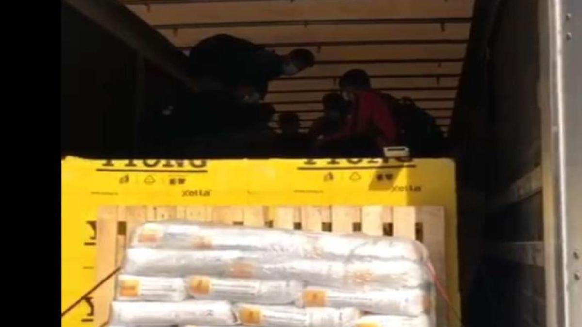 opt-straini-au-incercat-sa-intre-ilegal-in-tara--erau-ascunsi-intr-un-automarfar--condus-de-un-sofer-sarb