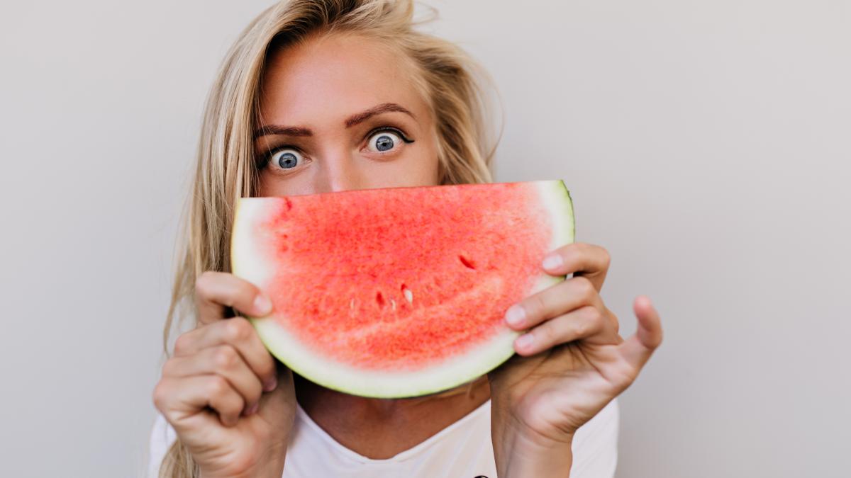 amesteca-pepene-rosu-cu-miere-si-lasa-l-sa-actioneze-zece-minute--efect-miraculos