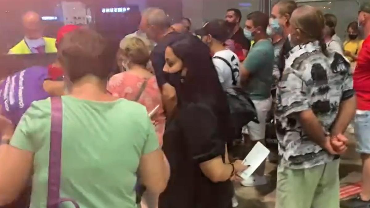 zeci-de-romani--blocati-pe-aeroportul-din-barcelona--prc-e2prc-80prc-9ene-au-refuzat-imbarcarea--o-bataie-de-jocprc-e2prc-80prc-9d---video