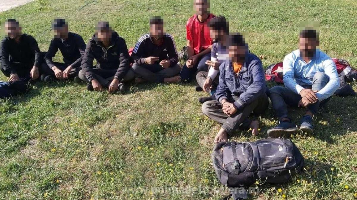 doi-romani--cercetati-pentru-trafic-de-migranti--opt-straini--descoperiti-in-automobilele-celor-doua-calauze