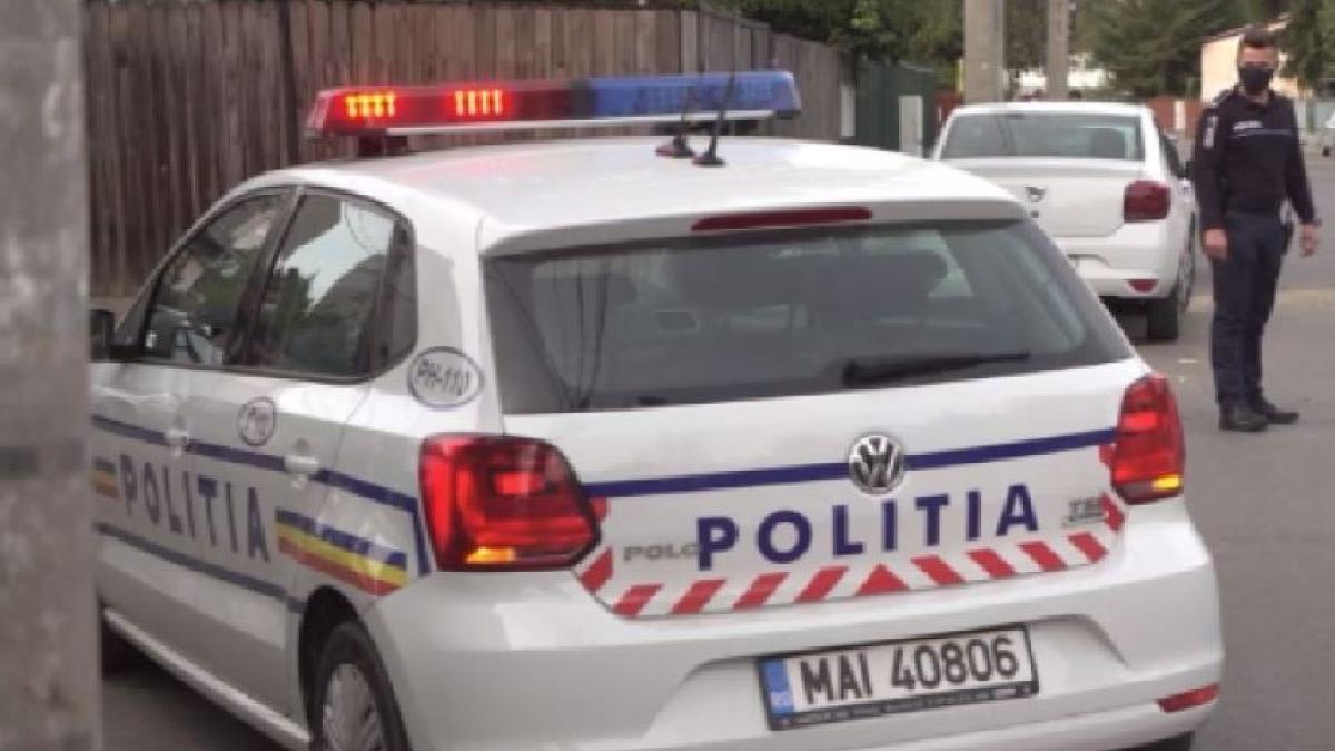 roman-injunghiat-masina-politiei