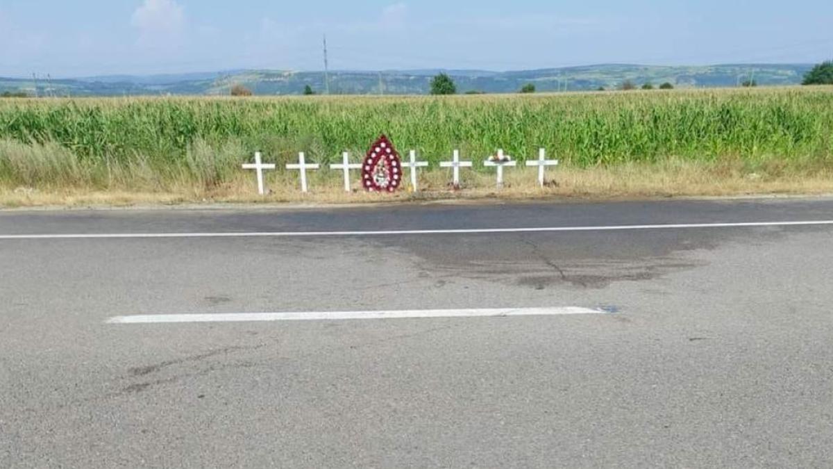 imaginea-durerii-o-coroana-si-sapte-cruci--pe-marginea-drumului--dupa-accidentul-grav-din-bacau