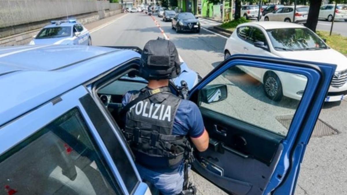 italia--roman--ranit-de-un-conational-pe-o-strada-din-torino