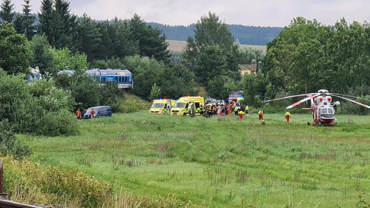 cehia--mai-multi-morti-si-zeci-de-raniti-dupa-ce-doua-trenuri-de-pasageri-s-au-ciocnit--prc-e2prc-80prc-9esituatia-este-gravaprc-e2prc-80prc-9d