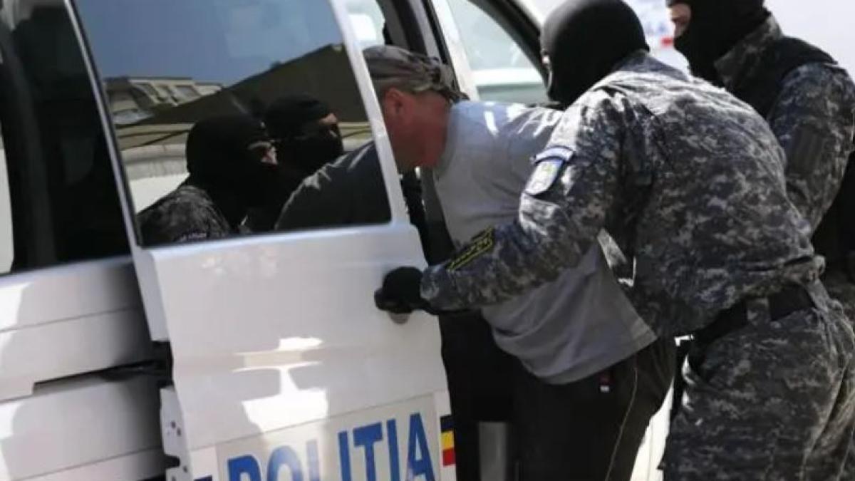 cinci-romani-au-furat-ingrasaminte-si-seminte-de-50-000-de-euro-de-la-o-ferma-din-bacau-sursa---desteptarea-ro