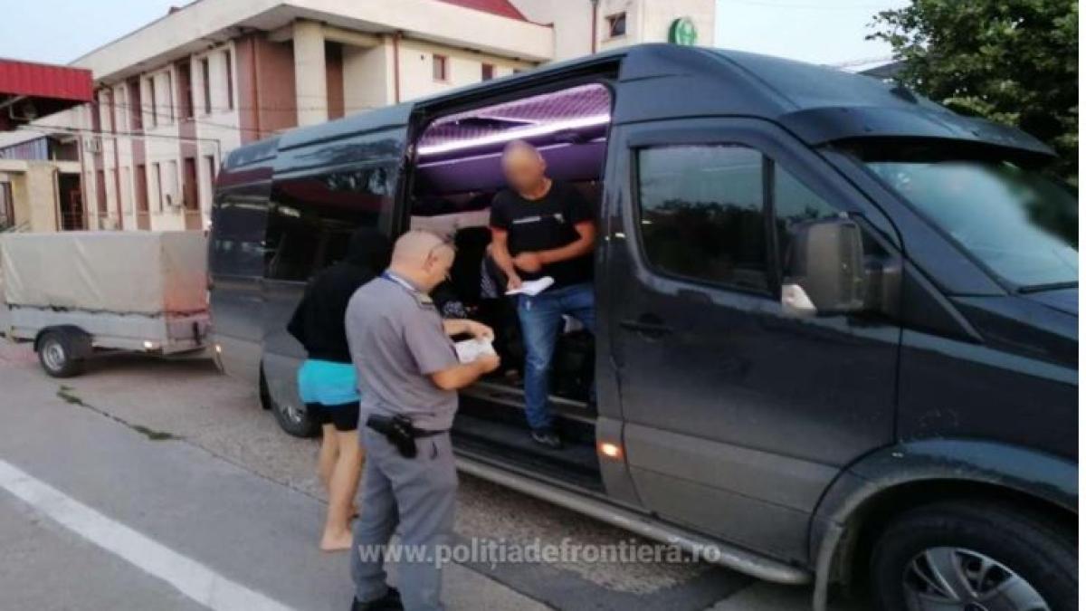 microbuz-cu-pasageri--oprit-la-frontiera-romaniei--dosar-penal-pentru-un-barbat--care-dorea-sa-ajunga-in-germania