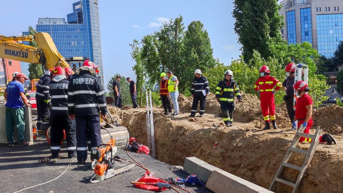 muncitori-prinsi-sub-pamant-biblioteca-nationala-bucuresti-cropped