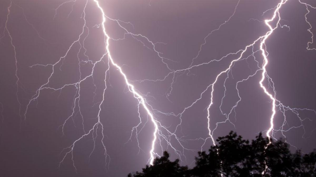 tragedie-la-o-nunta--mirele-a-fost-ranit--iar-16-nuntasi-au-murit--dupa-ce-au-fost-loviti-de-fulgere--in-bangladeshs