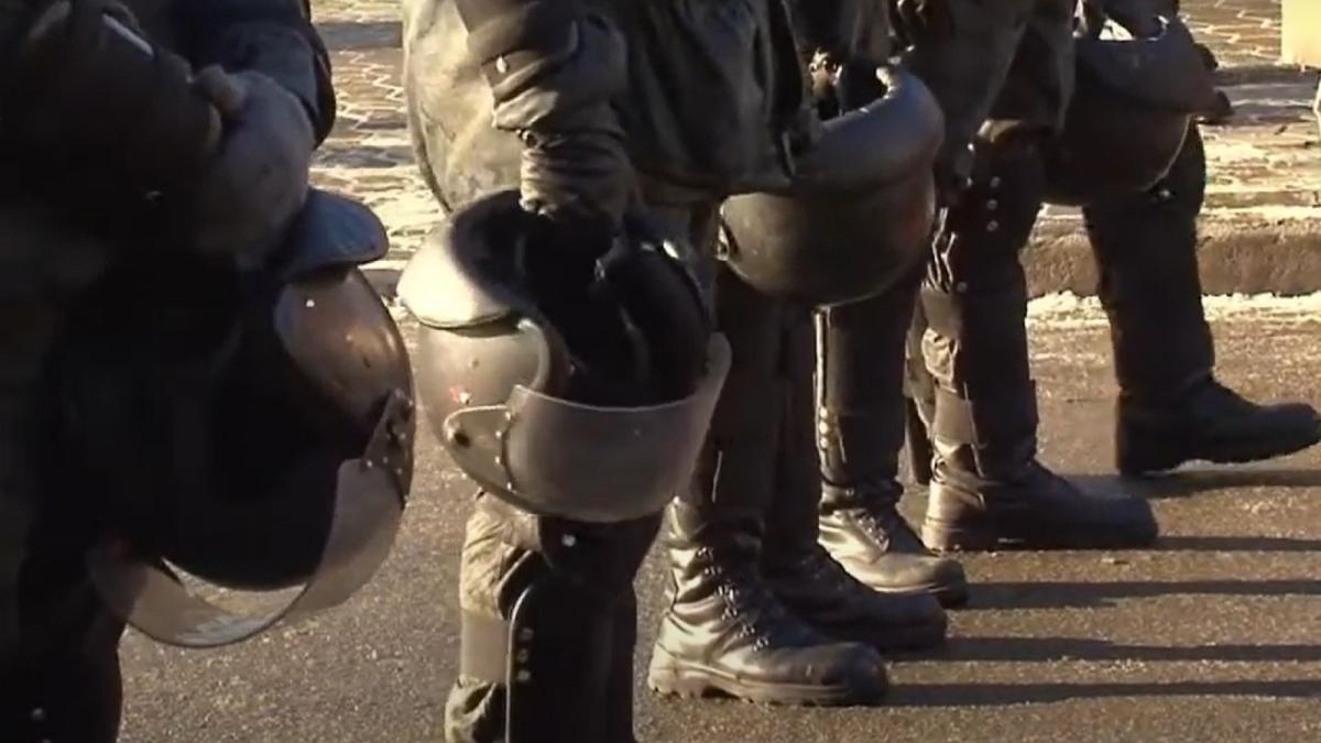 ucraina--un-barbat-ameninta-cu-detonarea-unei-grenade-in-cladirea-guvernului