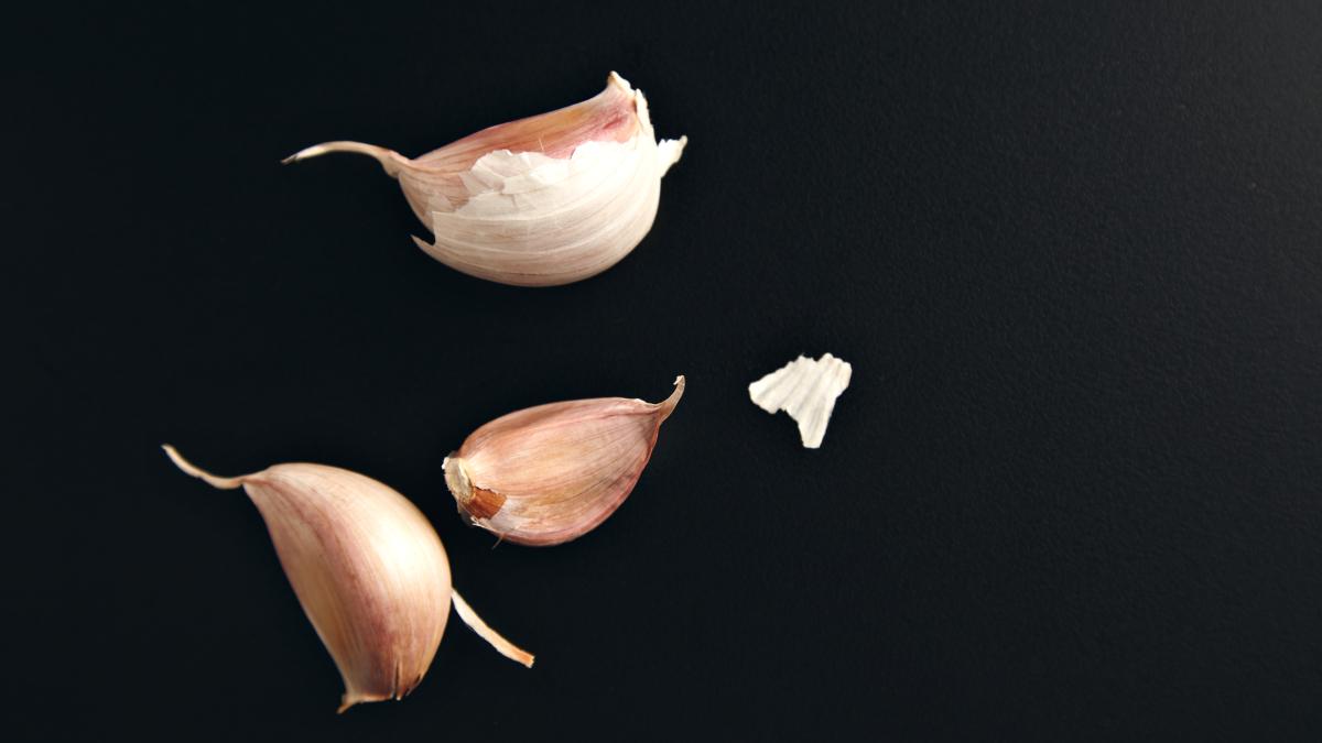 adaugati-o-bucata-de-usturoi-la-sampon--in-timpul-dusului--efect-spectaculos