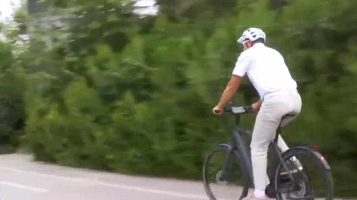 klaus-iohannis--pe-bicicleta-catre-palatul-cotroceni