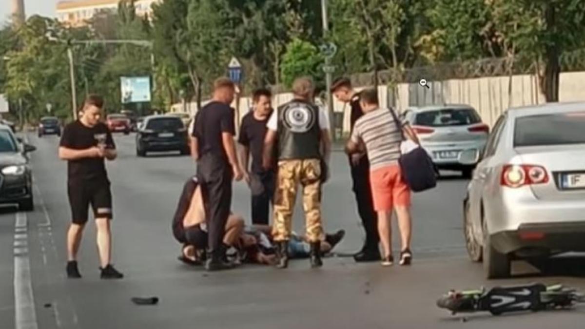 un-tanar--care-se-deplasa-pe-trotineta--lovit-mortal-de-un-automobil--in-bucuresti--motociclistul-care-l-ar-fi-lovit-cu-casca--acuzat-de-omor