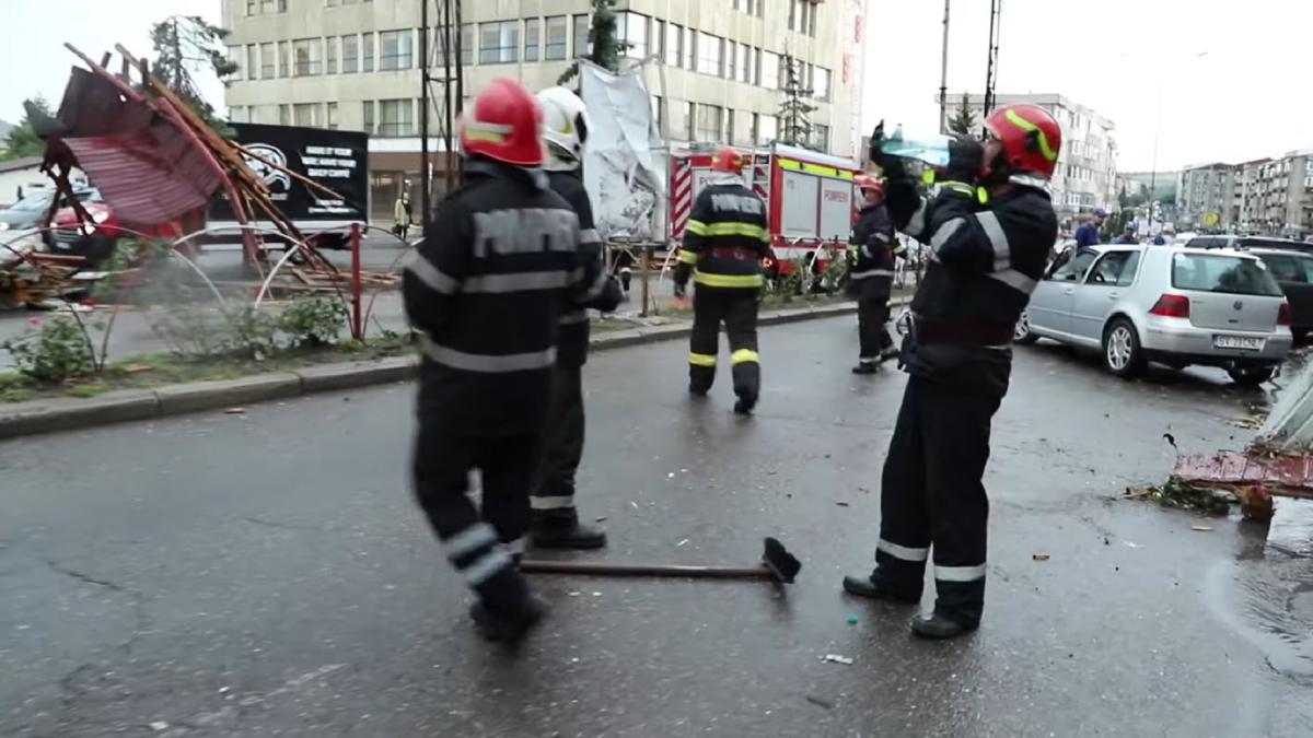 furtunile-au-facut-prapad-in-romania--soselele-au-fost-blocate-si-copacii-s-au-frant-peste-masini