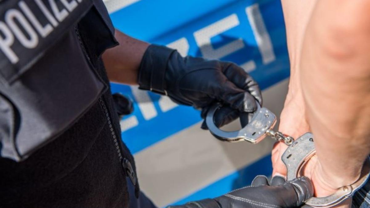 germana--un-tanar-roman--care-trebuie-sa-fie-in-inchisoare--se-plimba-cu-masina-pe-autostrada