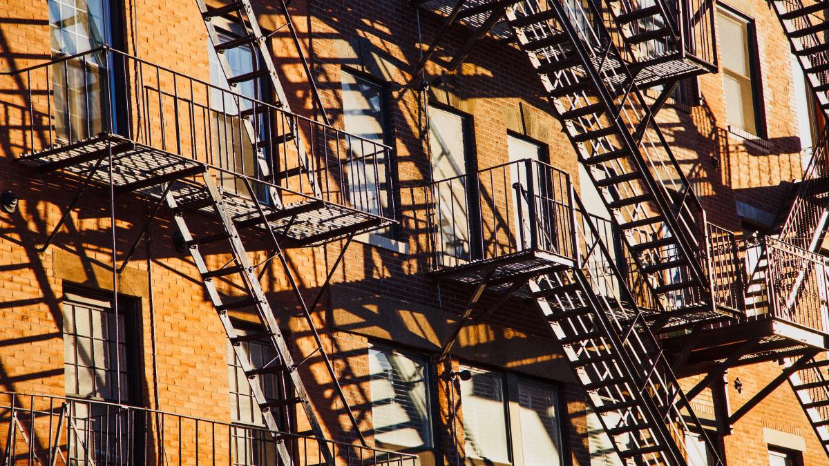 italia--romanca-insarcinata--evacuata-dintr-o-cladire-pe-care-o-ocupa-ilegal