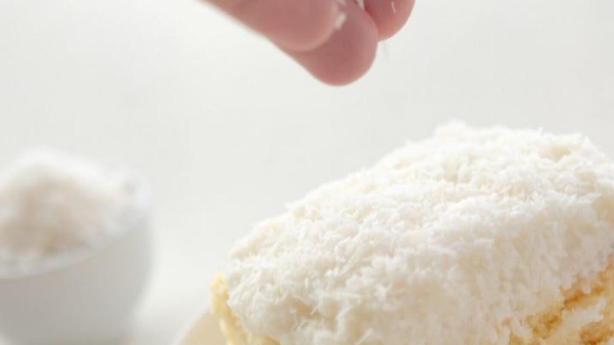 prajitura-cu-nuca-de-cocos-si-lamaie--un-desert-usor-si-plin-de-arome--cu-doar-110-calorii