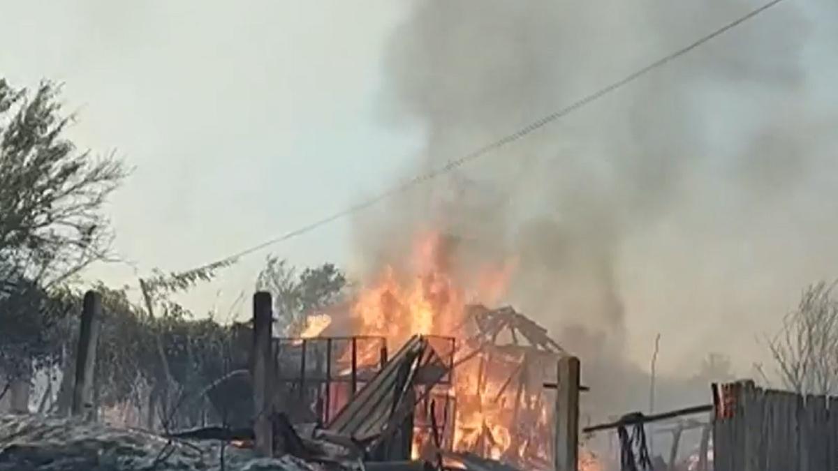 incendiu-de-vegetatie-in-mehedinti--au-ars-mai-multe-gospodarii-au-luat-foc-toate--casa--masina--animale