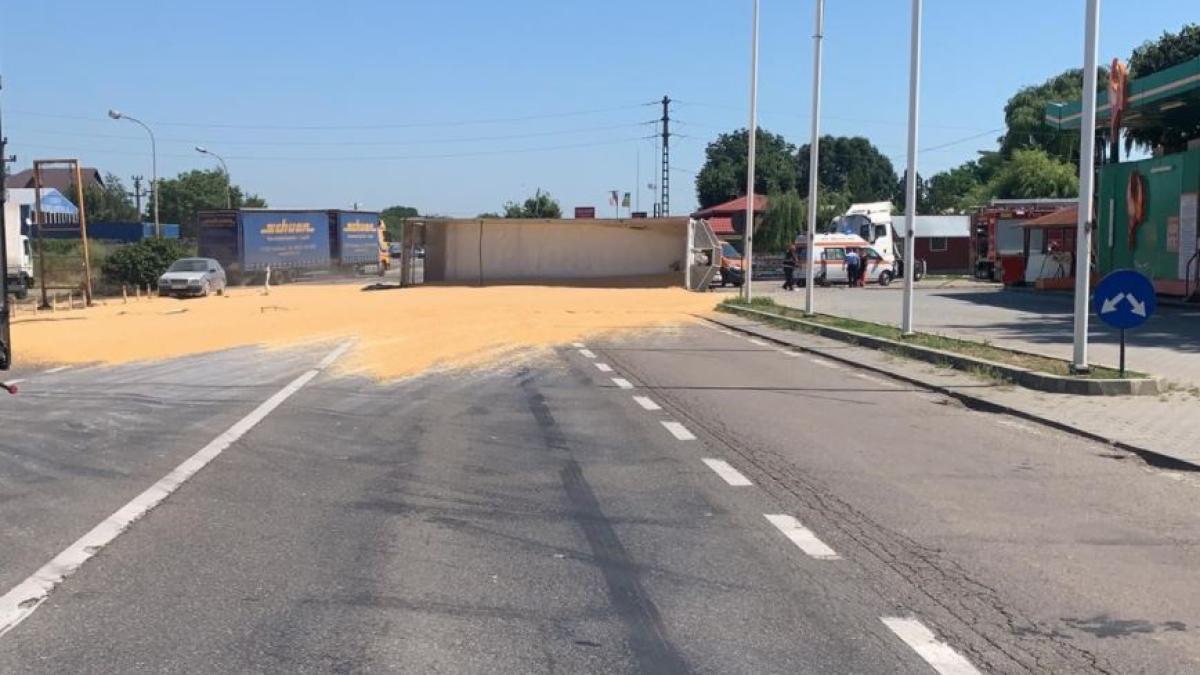 tir-incarcat-cu-cereale-s-a-rasturnat-in-zona-popasului-merei