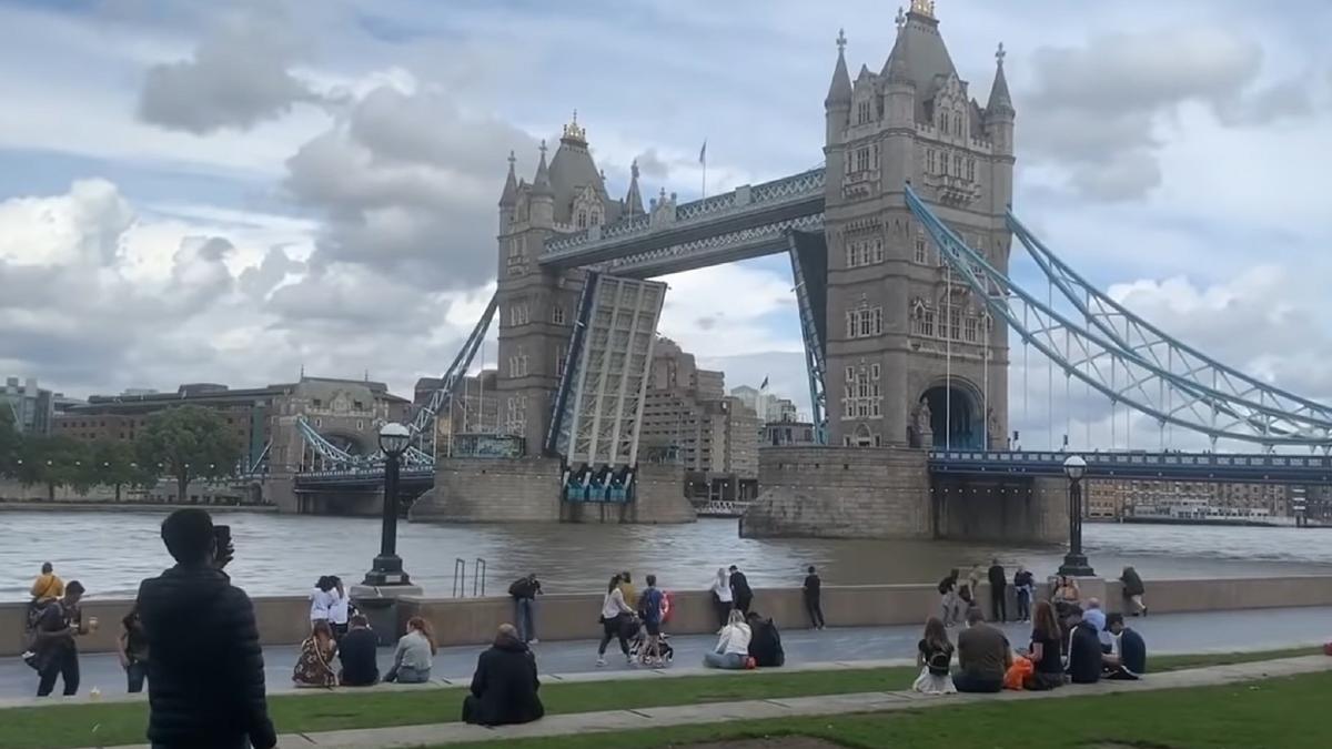 tower-bridge-din-londra-a-ramas-blocat-si-a-provocat-un-blocaj-urias-in-trafic