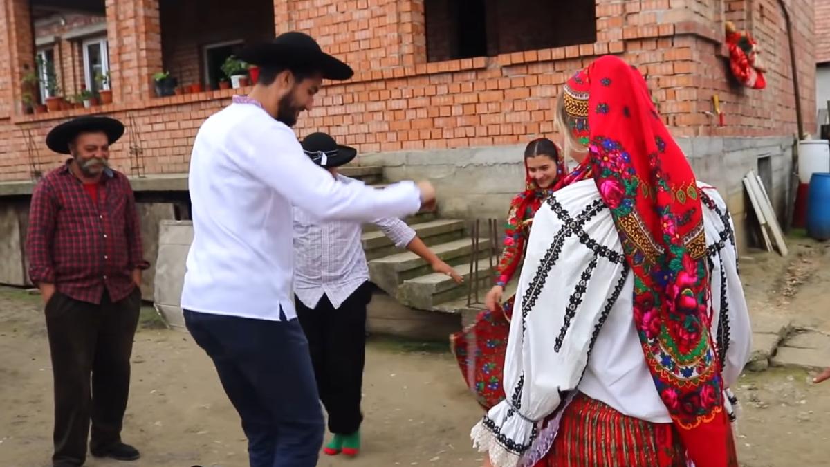 caldararii-din-transilvania--facuti-vedete-pe-net-de-doi-vloggeri-englezi-o--doamne-cat-de-tare