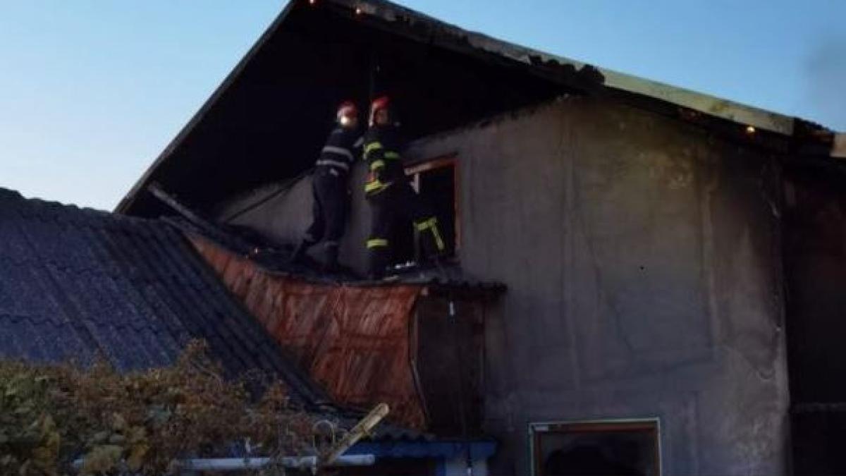 casa-de-vacanta--mistuita-de-foc-la-jurilovca--opt-persoane-au-reusit-sa-se-salveze-1-sursa-isu-delta