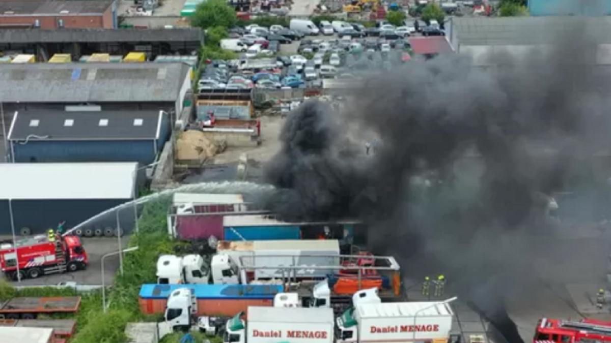 olanda--tir-uri--in-flacari-intr-o-zona-industriala-vad-camionete-cu-placute-de-inmatriculare-romanesti--ce-naiba-fac-aici