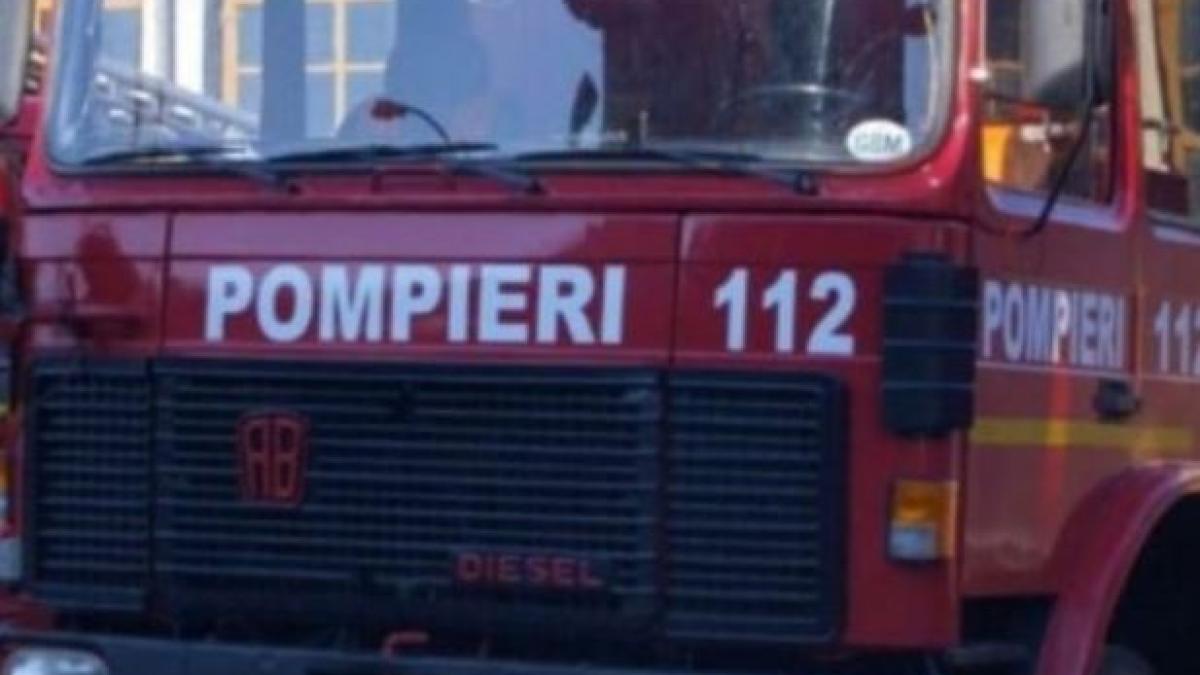cinci-microbuze-ale-unei-firme-de-transport-din-municipiul-botosani--mistuite-de-un-incendiu