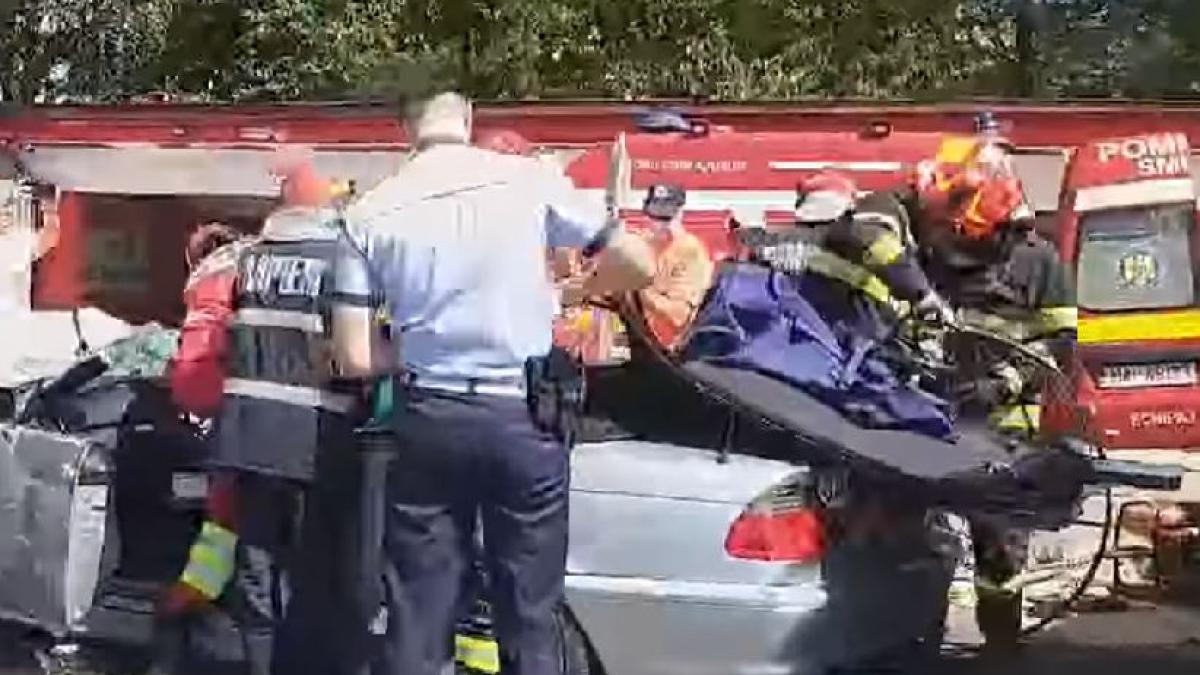 masina-decapotabila--inmatriculata-in-anglia--implicata-intr-un-accidentprc-c2prc-a0-rutier--in-targoviste--soferul-a-ramas-incarcerat-sursa---gazetadambovitei-ro