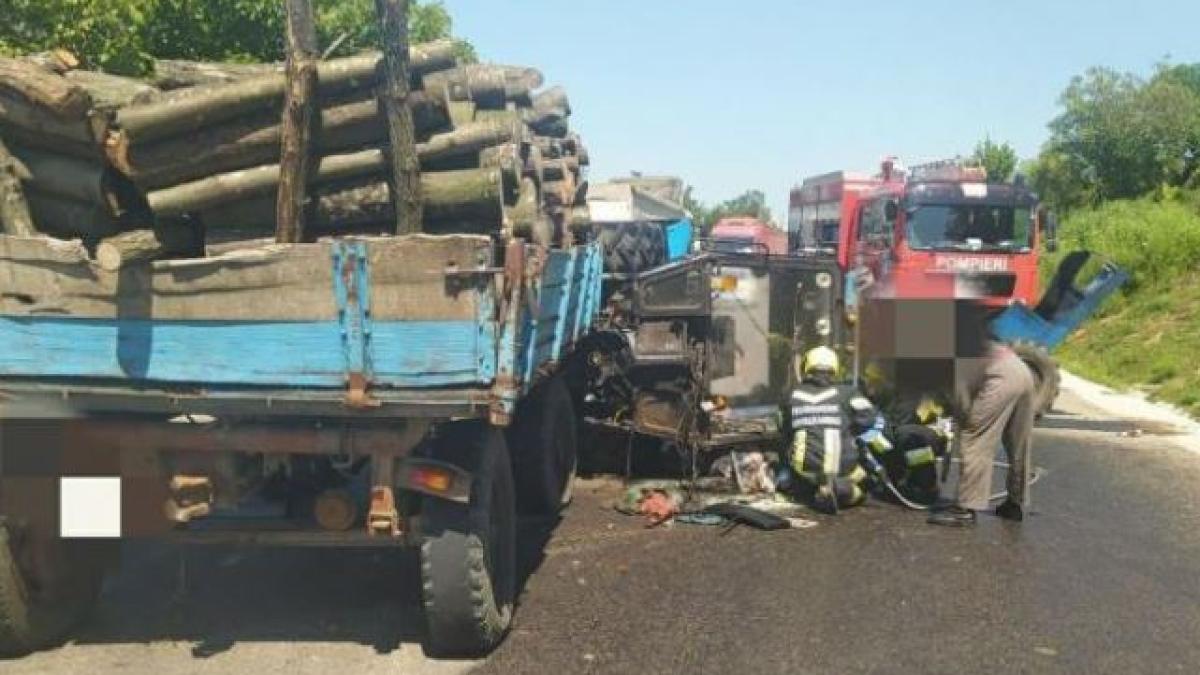 tractor--rupt-in-doua-de-un-tir--soferul-a-murit-pe-loc