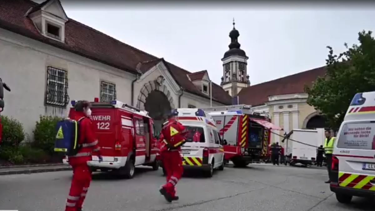 salvare-austria-masina-piata-emdici-ambulanta-pompieri