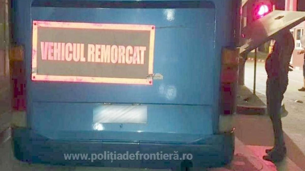 autocar-defect--tractat-pe-o-platfoma--oprit-in-vama--era-burdusit-cu-tigari--soferul-s-a-ales-cu-o-amenda-uriasa