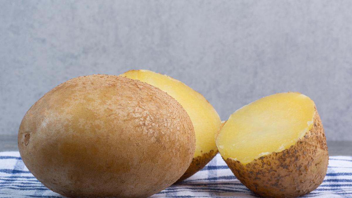 fierbeti-un-cartof--adaugati-putina-miere-si-tineti-amestecul-pe-maini-15-minute--un-truc-de-frumusete-genial