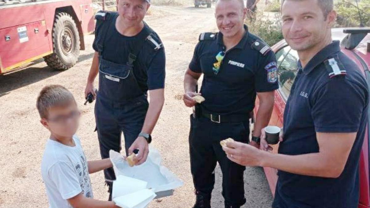pompieri-romani-grecia-serviti-cu-placinte-de-un-copil-igsu-fb