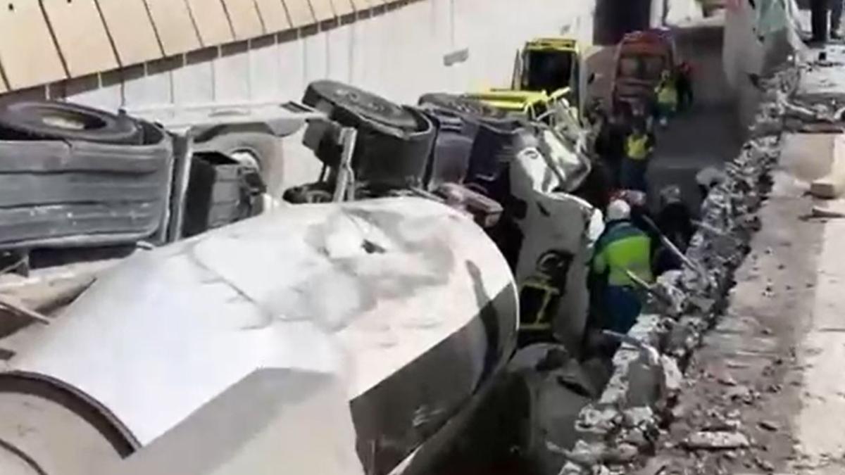 spania--masina--zdrobita-de-o-betoniera-care-s-a-rasturnat--trei-persoane-au-fost-ranite