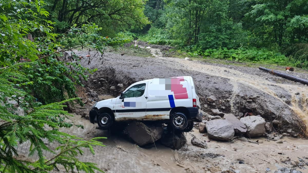 inundatii-romania-masina-1