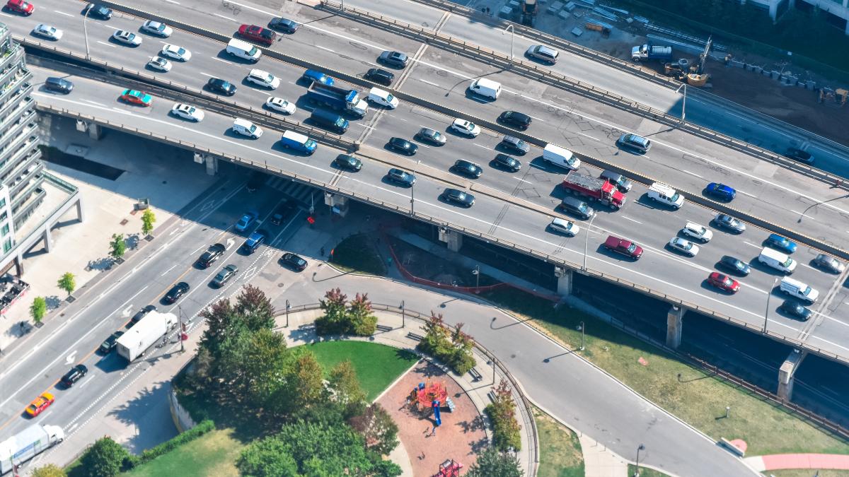 metoda-prin-care-romanii-se-imbogatesc-pe-autostrazile-din-germania--mama--tata-si-fetita--semne-disperate-soferilor--va-rog-sa-va-opriti