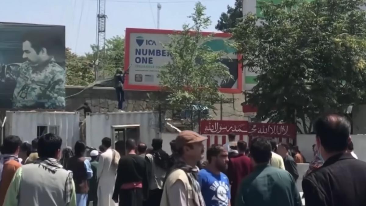 afganistan--romanca--marturii-din-kabul-suntem-undeva-peste-30-de-conationali-in-aeroport