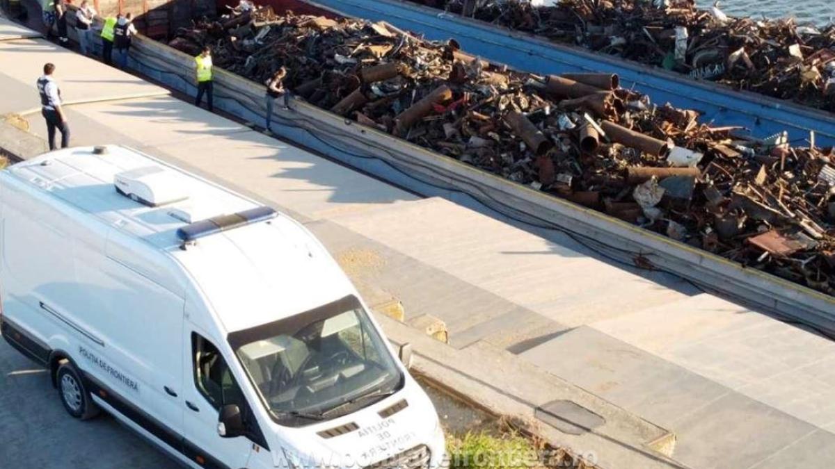 doua-barje--oprite-pentru-un-control-la-murfatlar--peste-o-mie-de-tone-de-deseuri-urmau-sa-ajunga-in-turcia-prin-romania