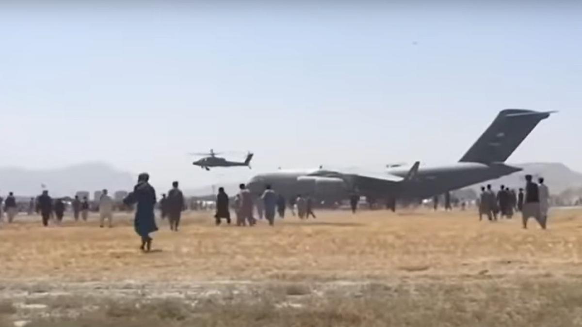 afganistan--cel-putin-17-raniti--in-urma-unei-busculade-produse-la-intrarea-in-aeroportul-din-kabul