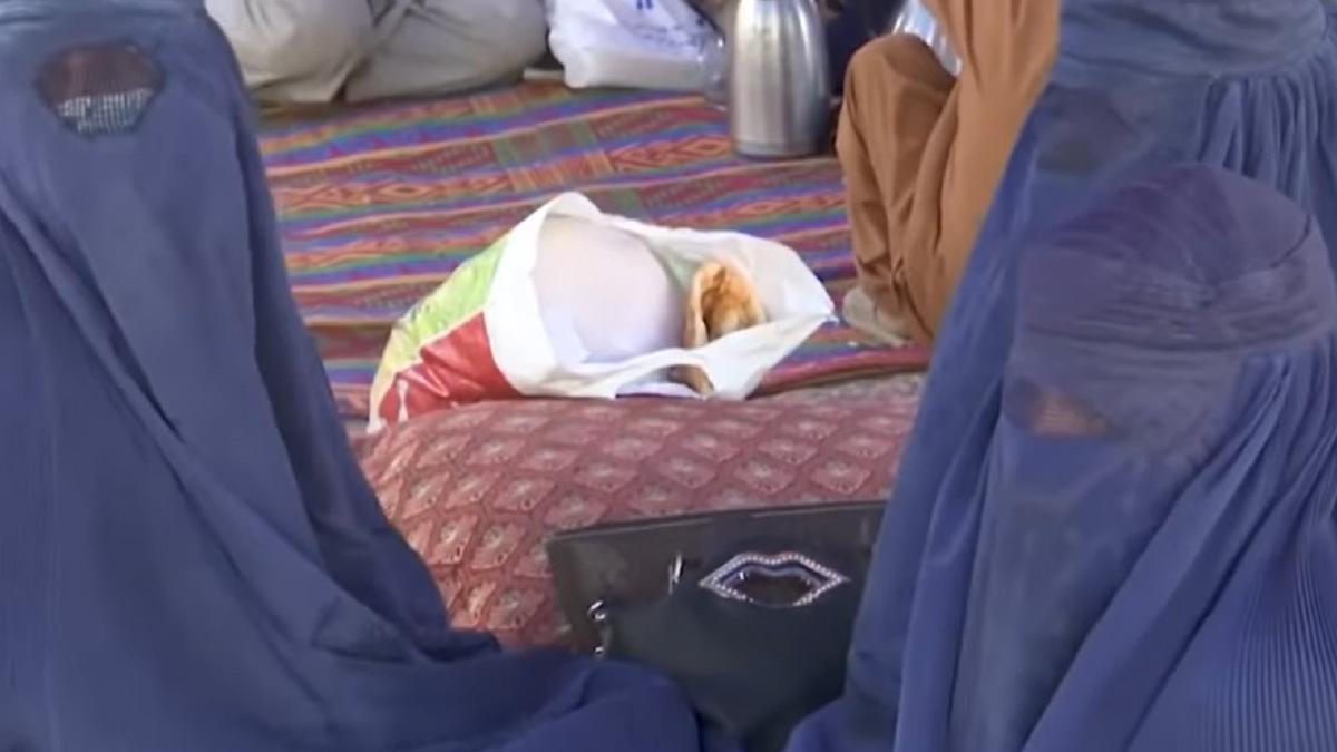 omorate-cu-pietre--biciuite-in-public--cu-degetele-taiate--lista-celor-29-de-reguli-care-le-ingrozesc-pe-femeile-afgane