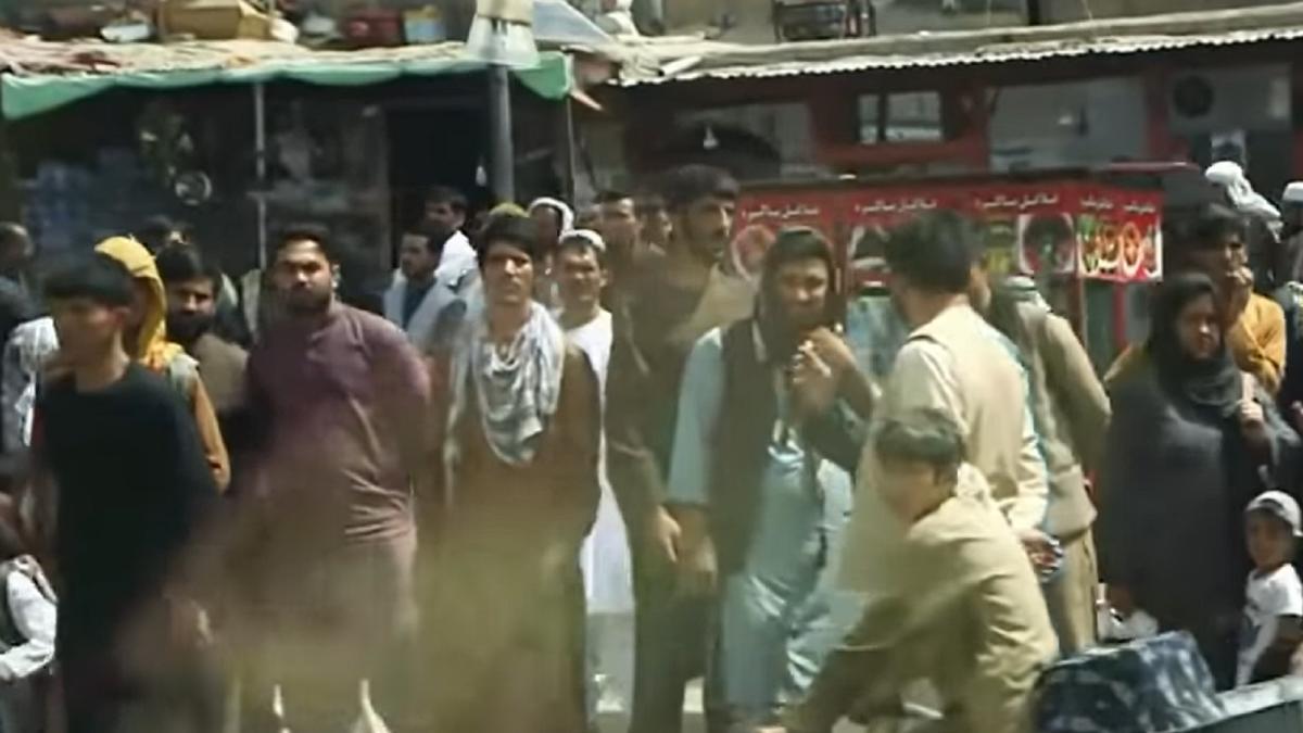 talibanii-le-cer-afganilor-sa-plece-de-pe-aeroportul-din-kabul--dupa-ce-12-oameni-au-fost-ucisi