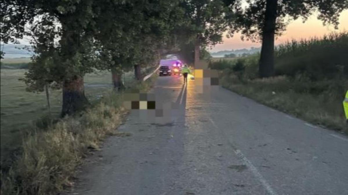 accident-tragic--trei-romani-au-murit--dupa-ce-masina-in-care-se-aflau-a-intrat-intr-un-copac--sursa---ziaruldevrancea