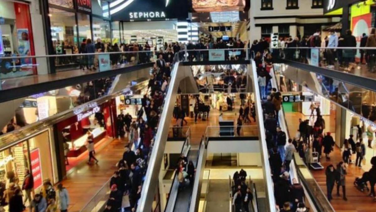 franta--proteste-in-fata-magazinelor-care-nu-permit-intrarea-celor-fara-certificat-verde-ne-este-foame--lasa-ne-sa-intram