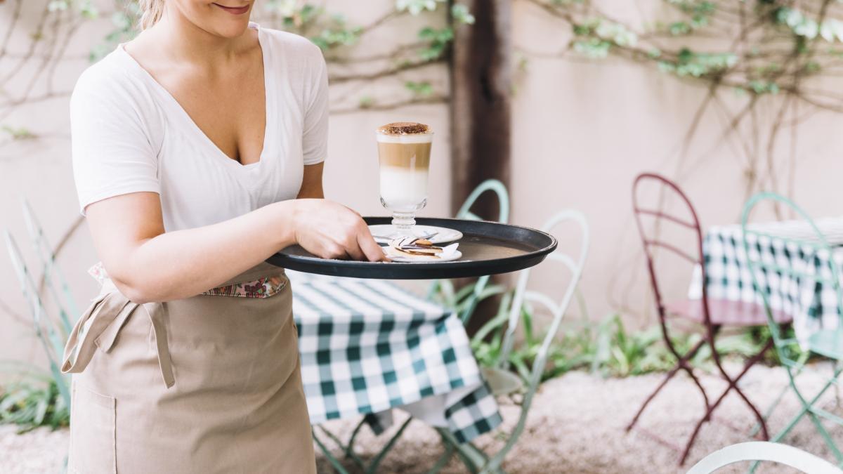 grecia--turisti-romani--tepuiti-de-o-ospatarita-conationala-credeam-ca-putem-comanda-linistiti-ca-e-de-a-noastra