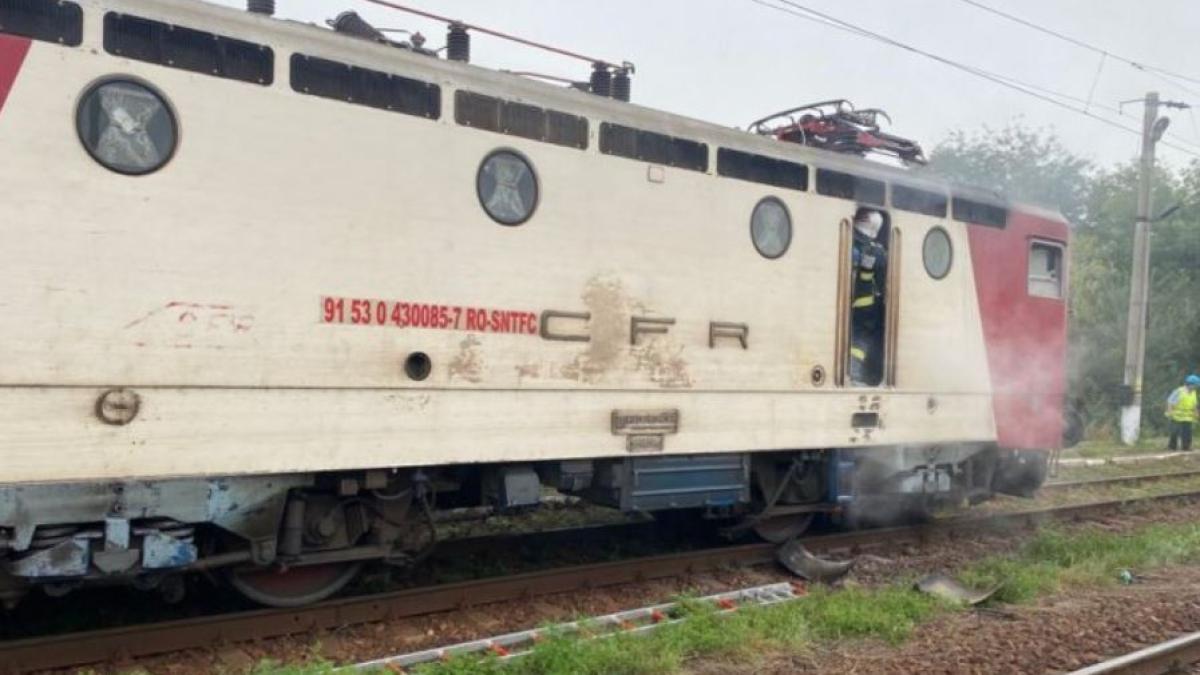 panica-in-trenul-iasi-bacau--dupa-ce-locomotiva-a-luat-foc-in-gara-sarca--circulatia-feroviara--intrerupta-30-de-minute-sursa-ziaruldeiasi